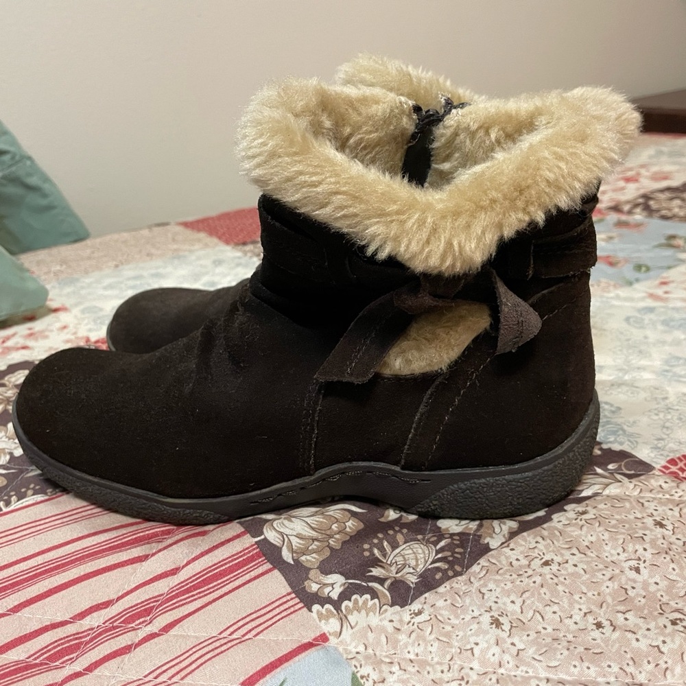 Baretraps women’s brown suede, faux fur zip booties. Size 8.Like new, never worn